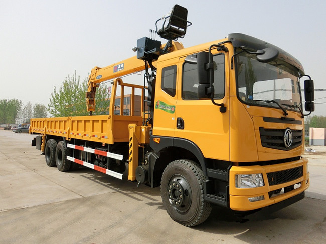 東風D701后雙橋（可裝6.3~12噸吊機）