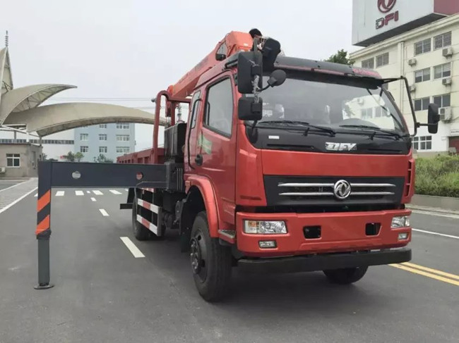 東風T07（可裝2~6.3噸吊機）隨車起重運輸車