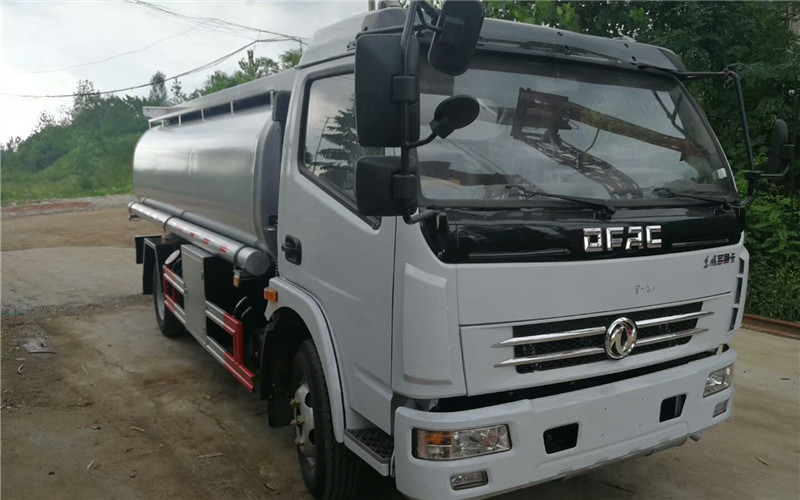 適合工地使用8噸東風(fēng)多利卡加油車發(fā)往貴州