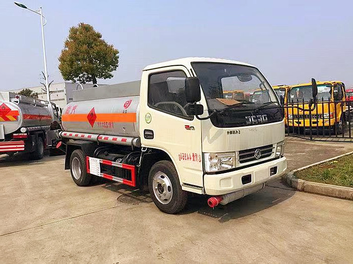 東風小多利卡2.15方藍牌加油車（2噸油罐車）15897613868