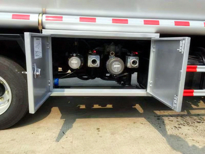 東風小多利卡2.15方藍牌加油車（2噸油罐車）15897613868