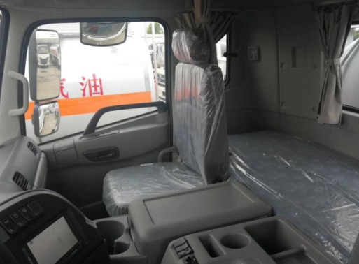 東風天龍前四后八油罐車內飾圖片
