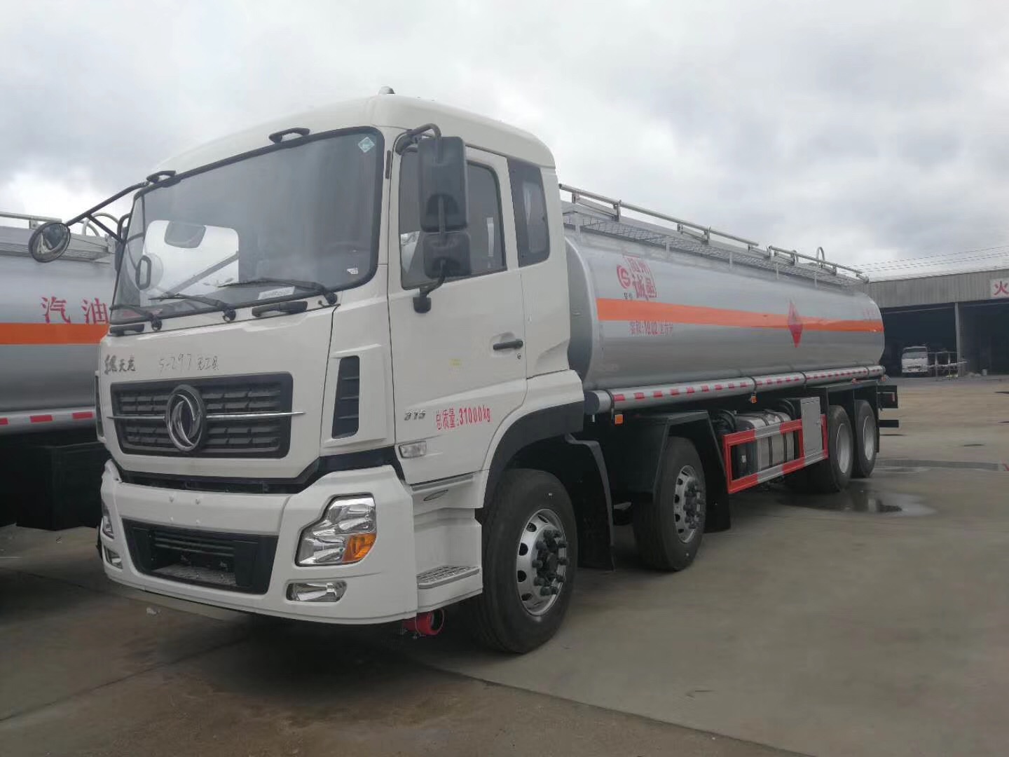 東風天龍前四后八油罐車圖片