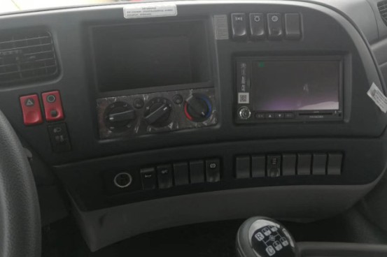 東風天龍前四后八油罐車操作臺圖片