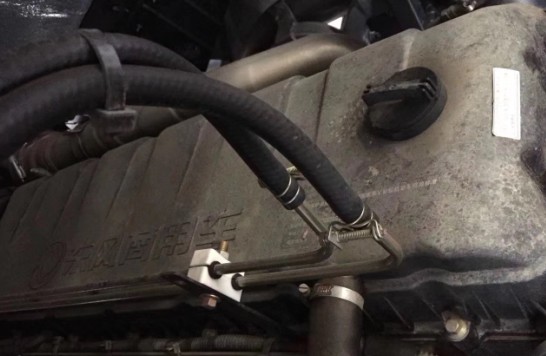 東風天龍前四后八油罐車發動機圖片