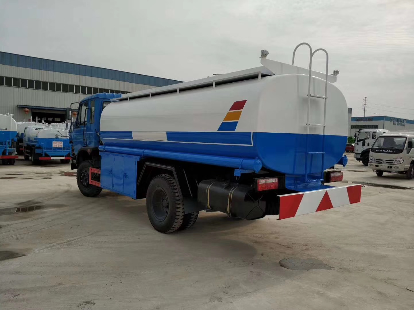 10-12噸東風(fēng)油罐車圖片 10-12噸東風(fēng)油罐車圖片