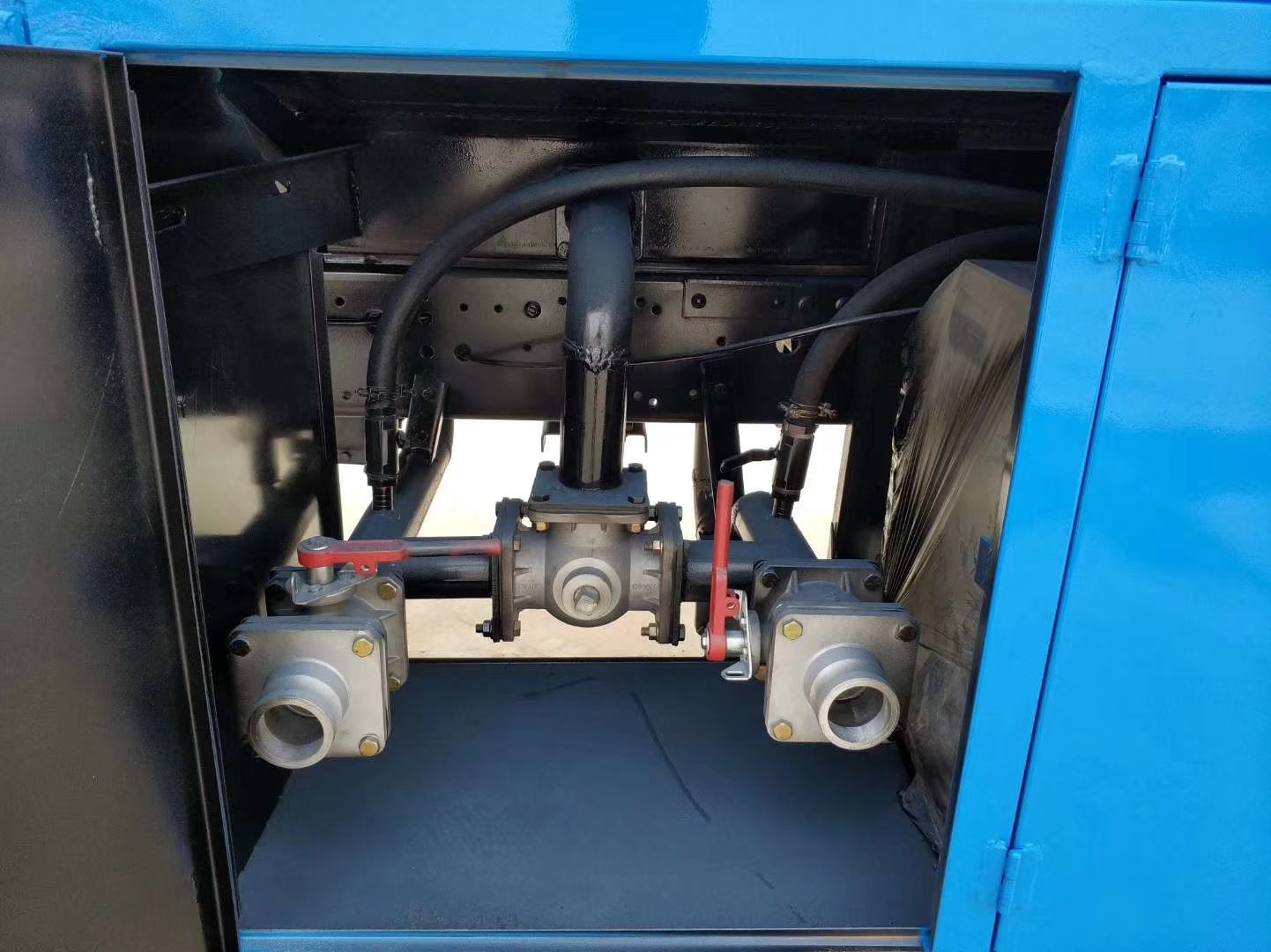 10-12噸東風(fēng)油罐車圖片 10-12噸東風(fēng)油罐車圖片