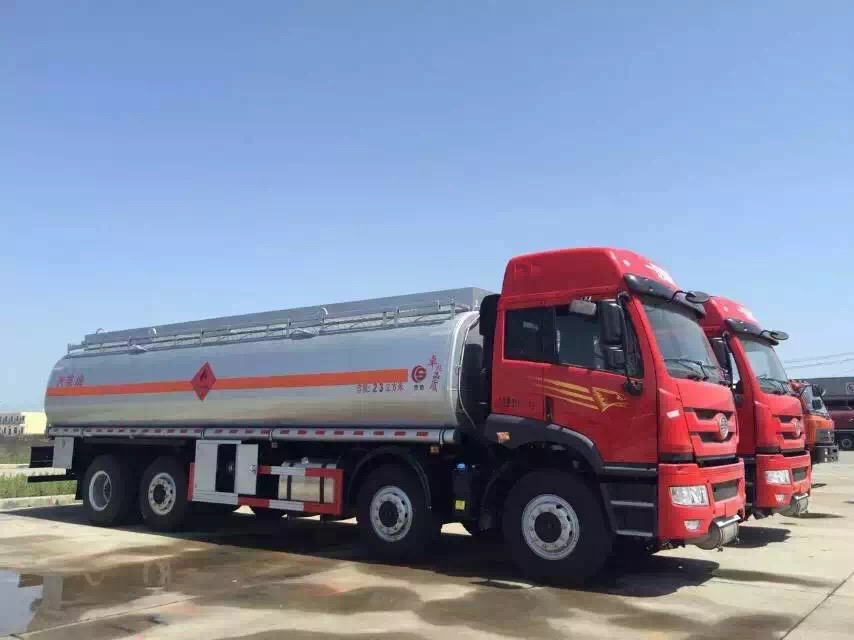 青島解放悍威前四后六油罐車圖片