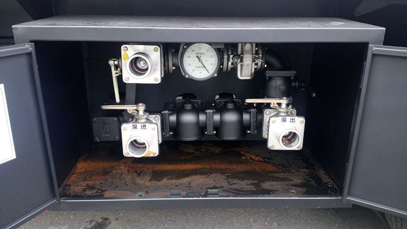 青島解放悍威前四后六油罐車細節圖片