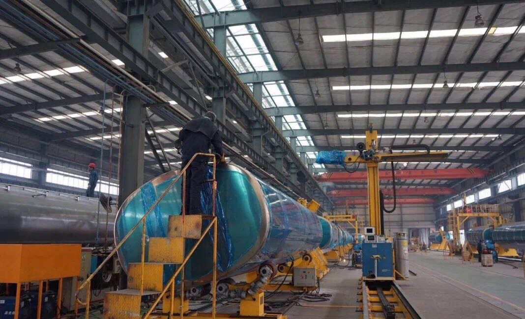 湖北楚勝汽車有限公司車間繁忙景象 湖北楚勝汽車有限公司車間繁忙景象